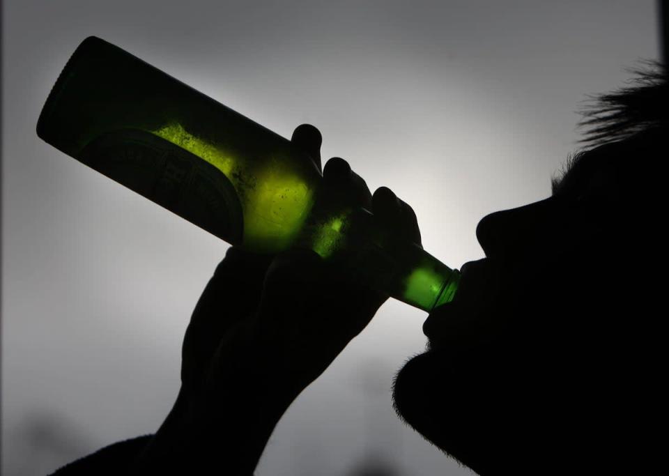 Beber alcohol, tener sobrepeso y otros factores de riesgo conocidos fueron responsables de casi 4,45 millones de muertes por cáncer en todo el mundo en 2019 (David Jones/PA) (PA Wire)