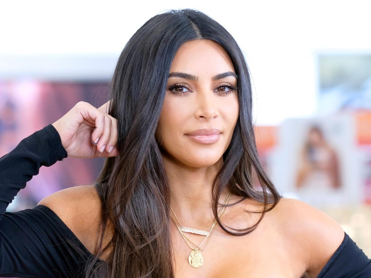 Kim Kardashian läutet mit diesem sexy Haarschnitt und der farbenfrohen Haarfarbe eine neue Ära ein