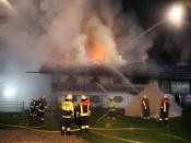 Einsatzkräfte der Feuerwehr kämpfen in Schneizlreuth gegen die Flammen. Foto: Ferdinand Farthofer/aktivnews/dpa