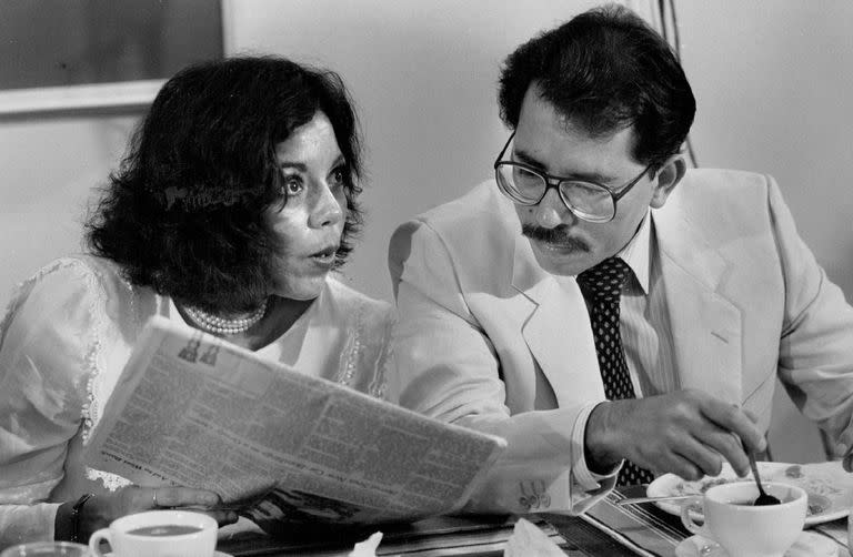 Rosario Murillo y Daniel Ortega desayunan en la Iglesia de Nuestra Señora de Guadalupe de Managua, el 02 de agosto de 1986