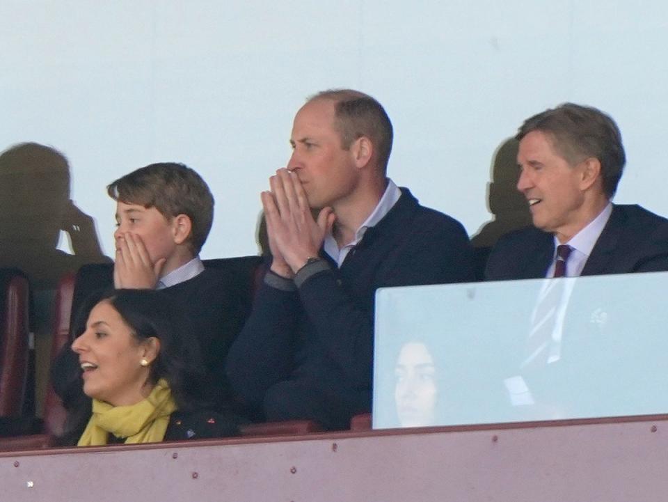El Príncipe de Gales con el Príncipe George de Gales y el director ejecutivo de Aston Villa, Christian Purslow (derecha) en las gradas durante el partido de la Premier League en Villa Park, Birmingham (PA)