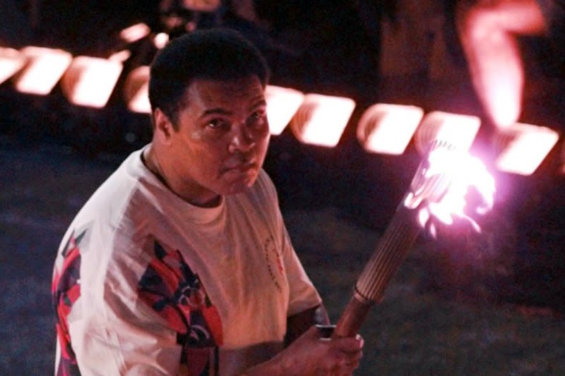 一代拳王阿里（Muhammad Ali）病逝，這是他1996年手持聖火參加亞特蘭大奧運（美聯社）