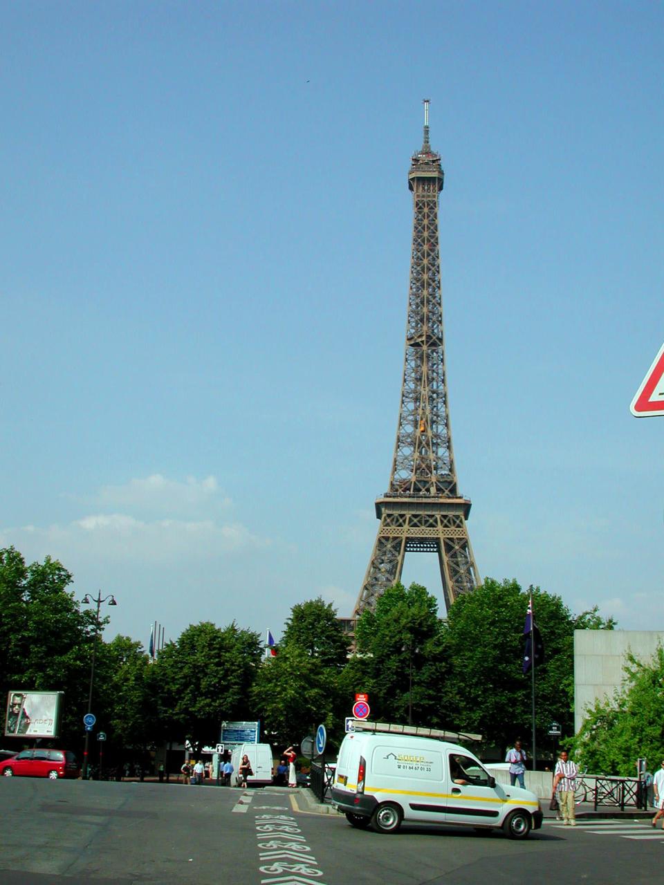 Menikmati Paris dari Menara Eiffel