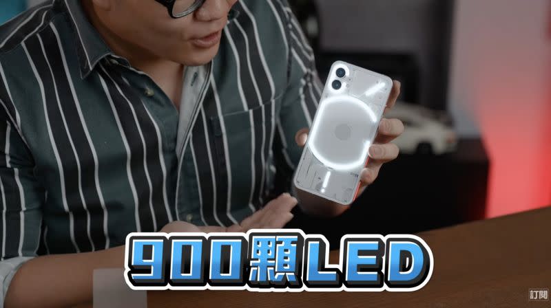▲Nothing Phone (1)最大特色「Glyph Interface」，在背蓋埋了900顆LED燈，效果相當驚人。