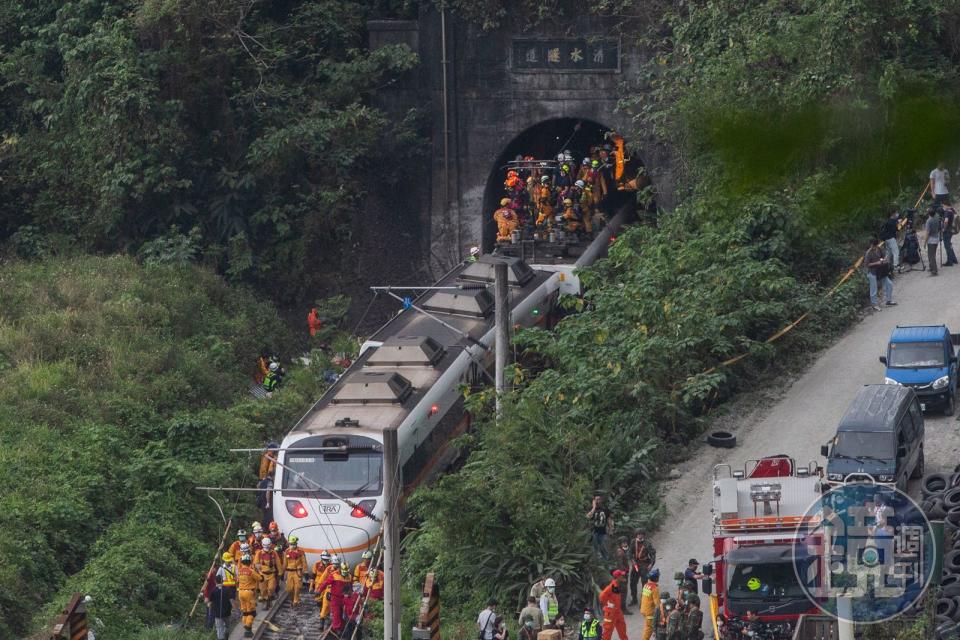 2021年4月2日臺鐵局（現改制臺鐵公司）408次太魯閣號列車，於花蓮清水隧道北口撞及工地滑落的施工車輛，造成司機員2名、乘客47人死亡，200餘人受傷。（本刊資料照）