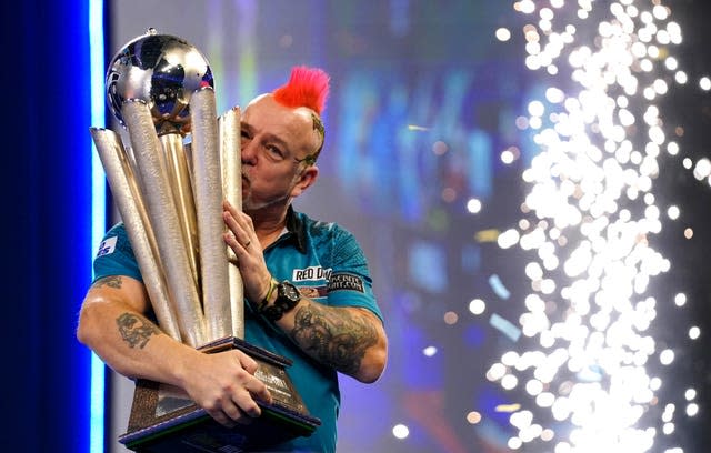 Peter Wright kisses the trophy