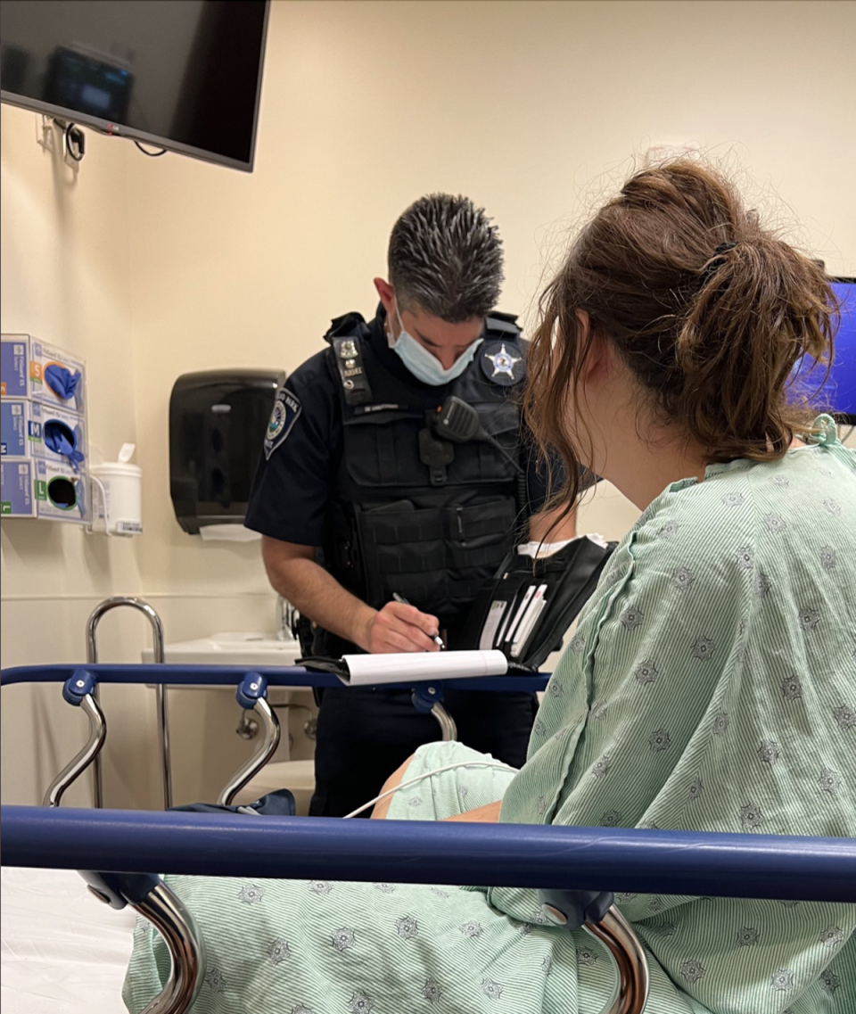 Lilli speaks with a police officer in hospital after being shot in the face during the Highland Park mass shooting (Twitter)