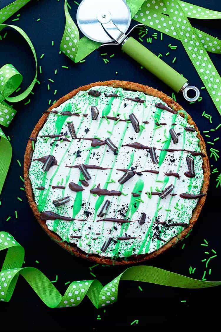 st patricks day dessert pizza with pizza cutter