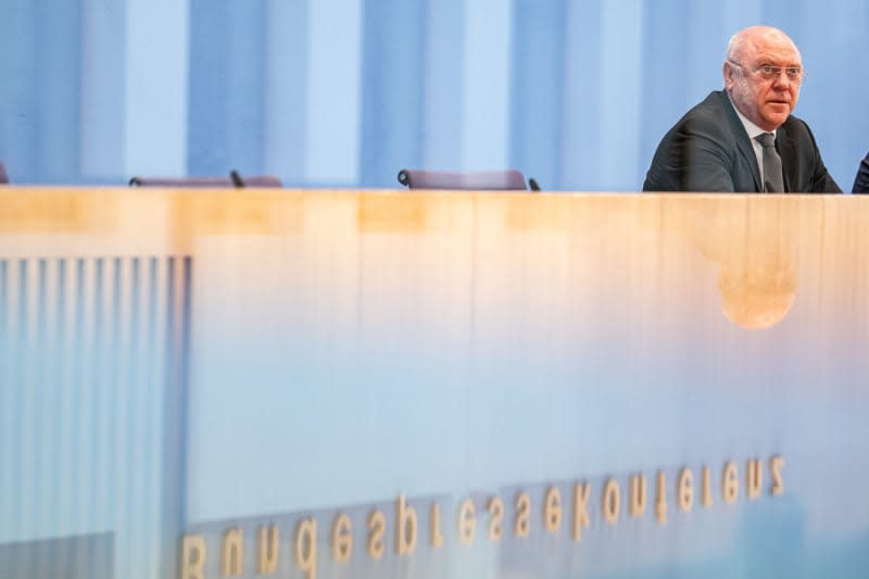 Chief Executive of the Joint overall association "Paritatischer Gesamtverband" Ulrich Schneider presents the report on poverty trends during the Federal Press Conference under the motto "Poverty in Inflation" of the Joint overall association. Fabian Sommer/dpa