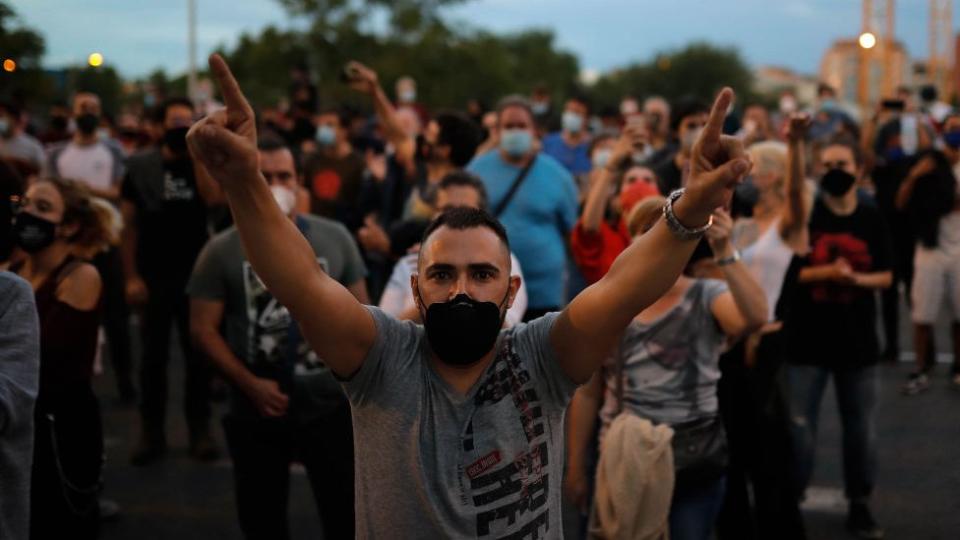 Vecinos de Vallecas protestando este domingo.