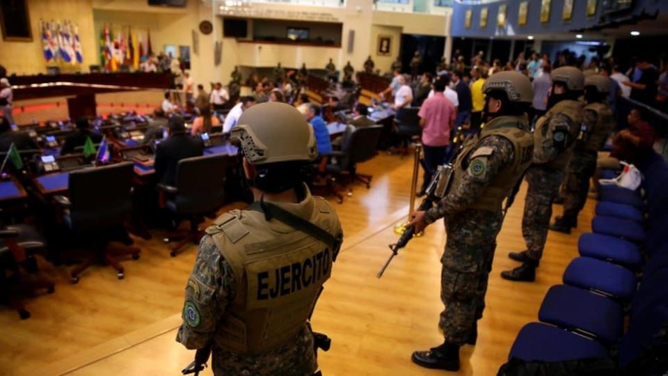 Soldados armados con armas de guerra entraron en el salón de sesiones del Parlamento.