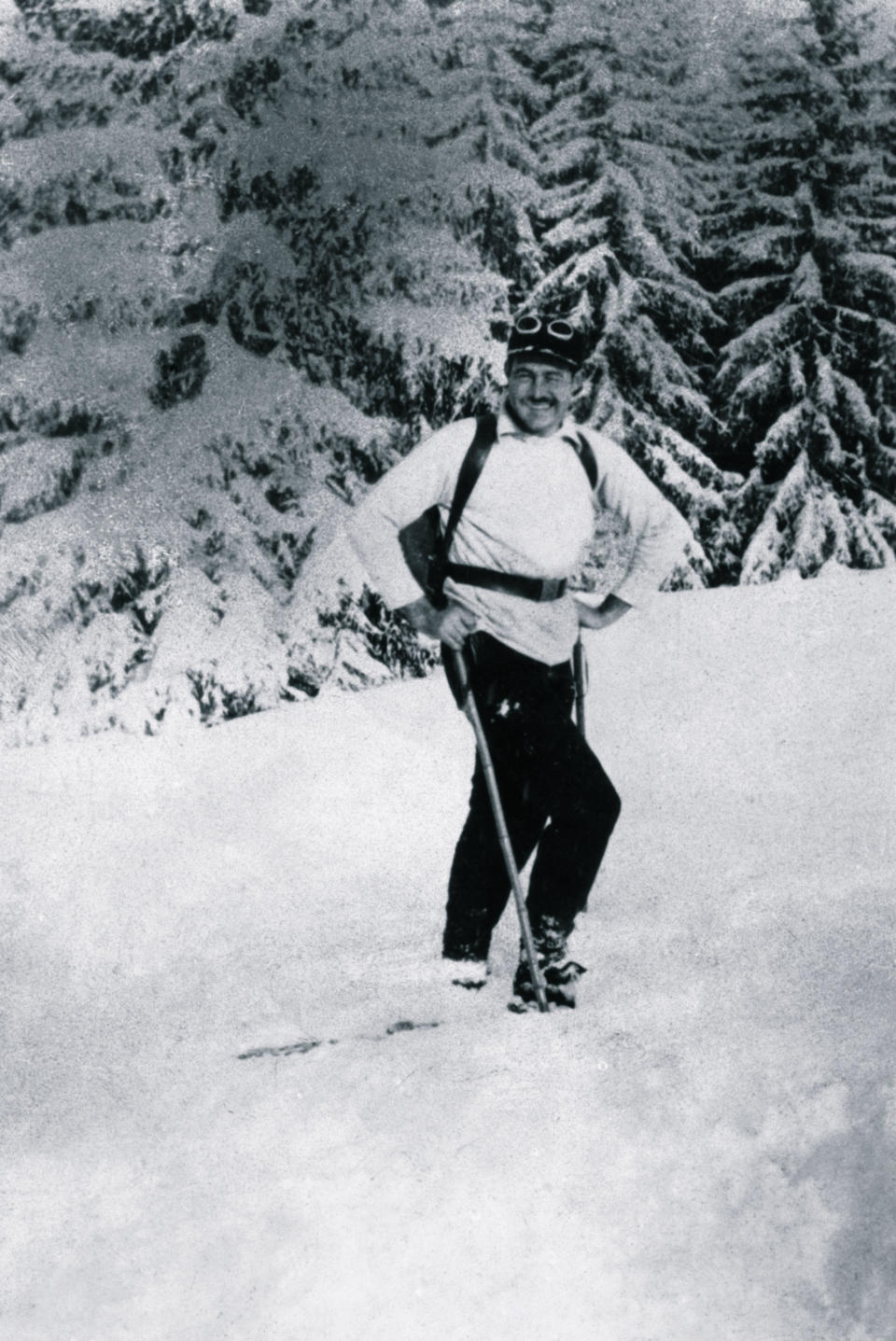 <p><strong>Ernest Hemingway </strong>looks confident and comfortable on the slopes of <strong>Gstaad, Switzerland</strong> in <strong>1927</strong>.</p>