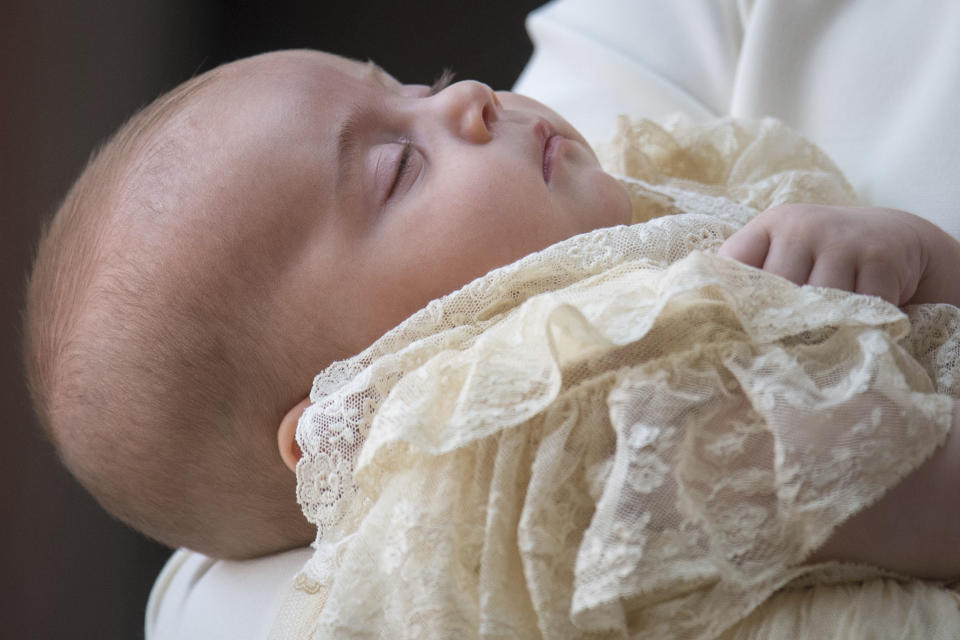 <p>Der Prinz von Cambridge bekam von der Aufregung um seinen großen Tag nichts mit. Er schlief seelenruhig in den Armen seiner Mutter Herzogin Kate. Wie schon seine ältere Geschwister George und Charlotte trug Louis eine Nachbildung des traditionellen königlichen Taufkleides, da das Original aus dem Jahr 1841 mehr und mehr zerfalle. (Bild: Dominic Lipinski/Pool Photo via AP Photo) </p>