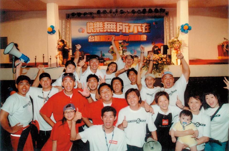 張運智和專科同學胡瓏智2001年創立悍創運動行銷公司，靠承辦公司運動會起家。（張運智提供）