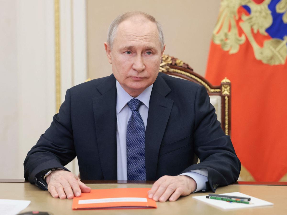 Presiden Rusia Vladimir Putin mungkin adalah “orang mati yang berjalan,” kata mantan kepala intelijen kontraintelijen CIA kepada seorang pewawancara.