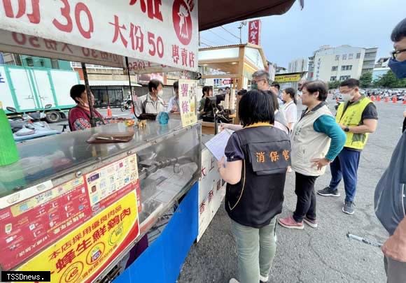 南市府法制處及消保官會同相關單位啟動特色小吃、知名餐飲與夜市食安專案稽查，健全消費環境守護夏季食安。（記者李嘉祥攝）