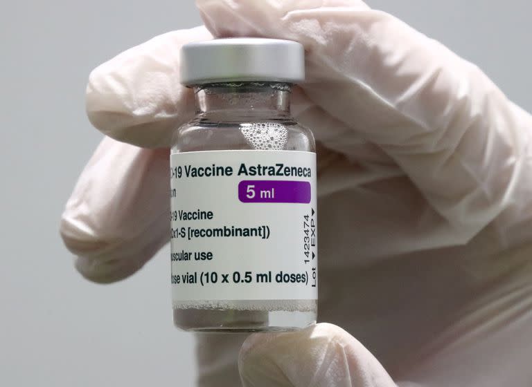  En imagen de archivo del lunes 22 de marzo de 2021, personal médico prepara una vacuna de AstraZeneca contra el coronavirus en un centro de vacunación en Ebersberg, Alemania