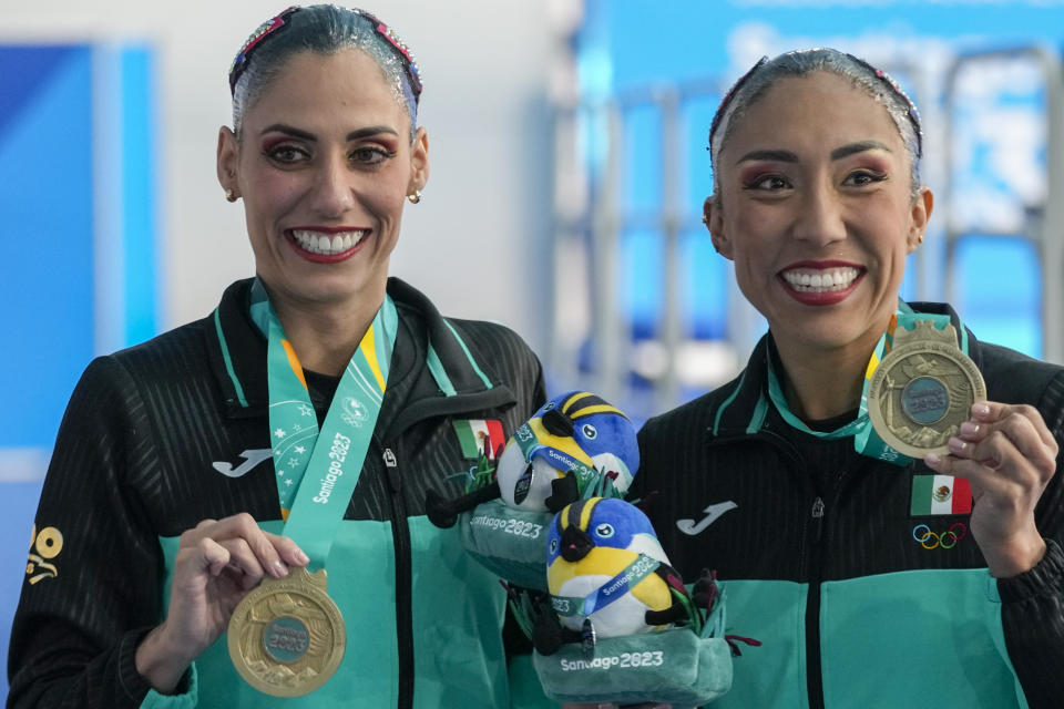 Las mexicanas Nuria Diosdado (izquierda) y Joana Jiménez con sus medallas de oro tras ganar la prueba de dueto técnico de la natación artística de los Juegos Panamericanos en Santiago, Chile, el jueves 2 de noviembre de 2023. (AP Foto/Esteban Félix)