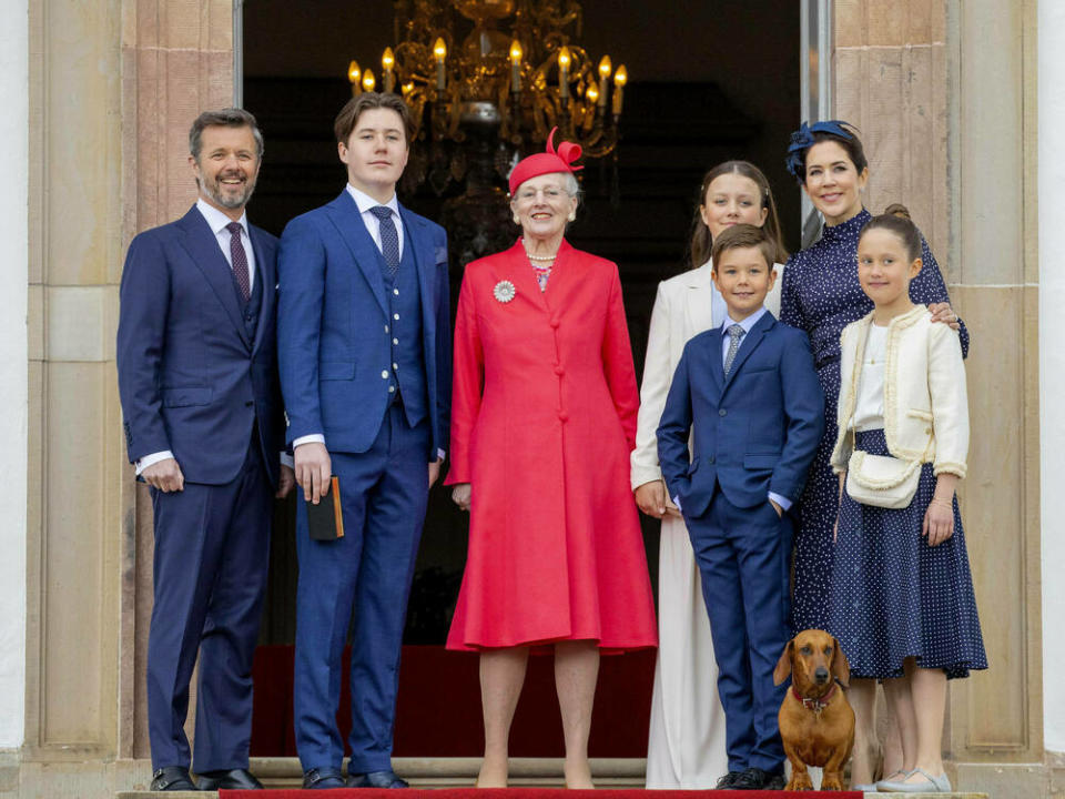 Prinz Christian von Dänemark (2.v.li.) posierte mit seinem Vater, Prinz Frederik (li.), seiner Großmutter, Königin Margrethe II., sowie seinen Geschwistern und seiner Mutter für ein Familienfoto. (Bild: imago images/PPE)