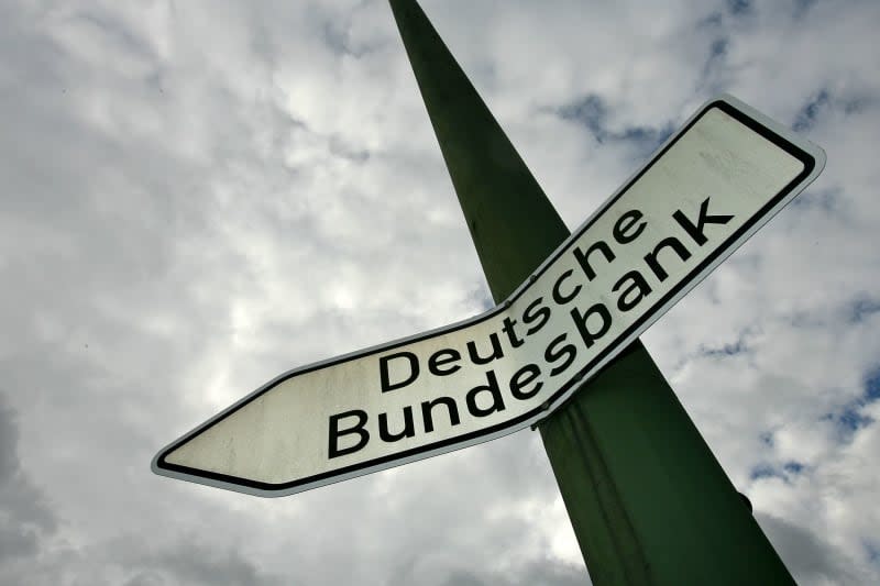 A sign in Frankfurt am Main points to the headquarters of the German Bundesbank, Germany's central bank. Marius Becker/dpa