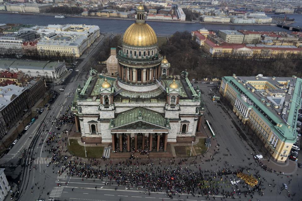 In this aerial photo, Orthodox priests and believers participate in the Palm Sunday procession around the St. Isaak's Cathedral in St. Petersburg, Russia, Sunday, April 13, 2014. Palm Sunday commemorates Jesus Christ's triumphant entry into Jerusalem, and is the start of the Christian Holy Week. (AP Photo/Dmitry Lovetsky)