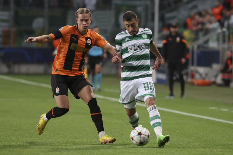  Mykhaylo Mudryk disputa la pelota con Juranovic (Celtic) por la Champions League