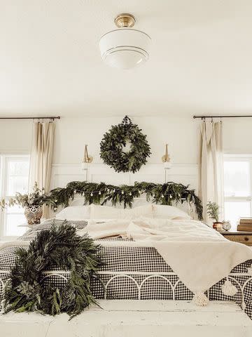 <p><a href="https://www.lizmarieblog.com/2018/11/cozy-cottage-christmas-bedroom/" data-component="link" data-source="inlineLink" data-type="externalLink" data-ordinal="1">Liz Marie Blog</a></p>