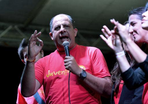 Luis Guillermo Solís habla durante el mitin de cierre de campaña el pasado 30 de marzo en San José de Costa Rica (AFP/Archivos | Ezequiel Becerra)