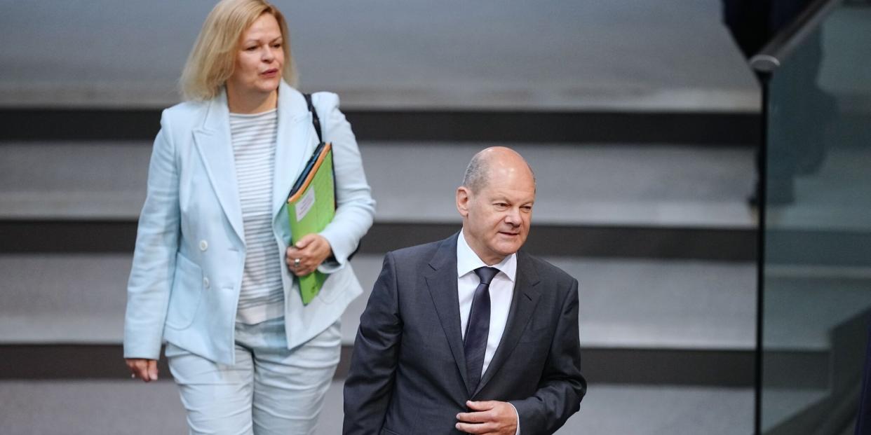 Bundeskanzler Olaf Scholz (r, SPD) und Nancy Faeser (SPD), Bundesministerin für Inneres.<span class="copyright">Kay Nietfeld/dpa</span>