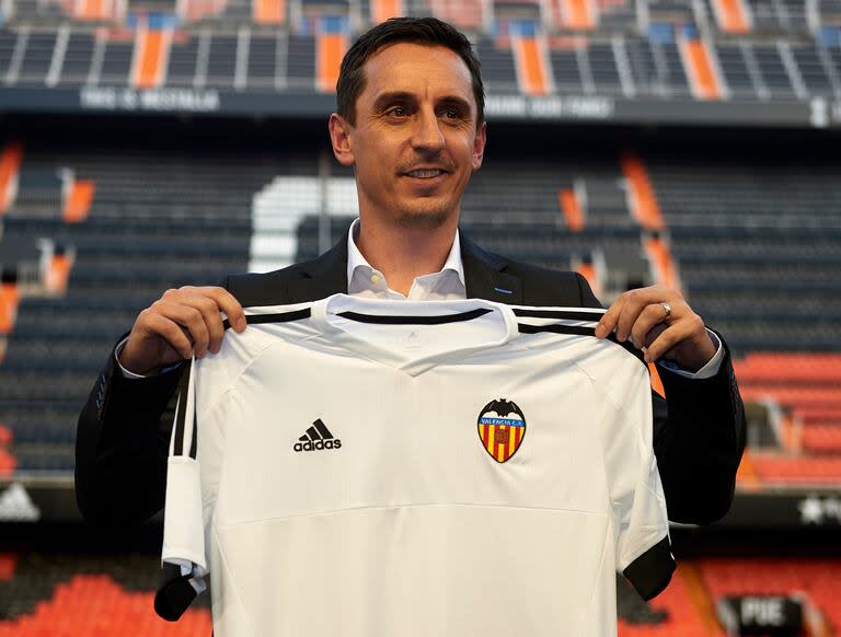 El 3 de diciembre de 2015, cuando Gary Neville fue presentado como DT de Valencia en el estadio de Mestalla