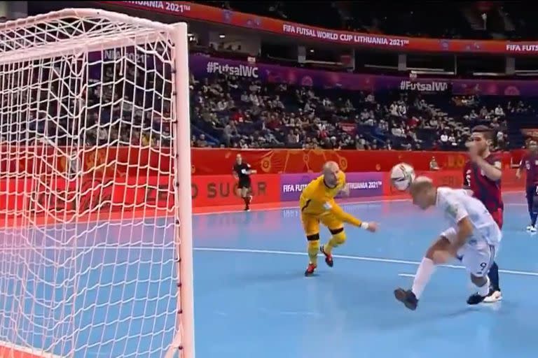 Cristian Borruto termina de cabeza una lucida acción individual; es el noveno de los 11 goles con los que Argentina barrió a Estados Unidos en el Mundial de futsal Lituania 2021.