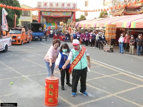 南投市慶福寺祖師公聖誕祈安遶境活動，縣府民政處長吳燕玲、縣議員曾振炎、賴燕雪點燃起馬炮。(記者蔡榮宗攝)