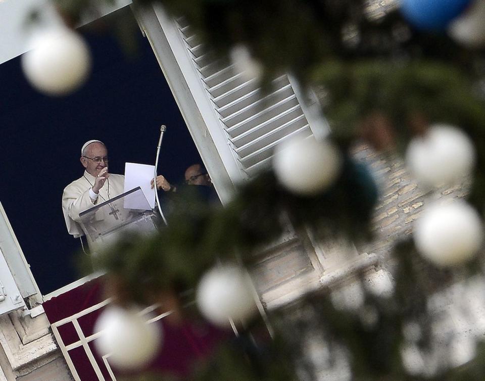 <p>Papst Franziskus grüßt die Gläubigen beim traditionellen Sonntagsgebet auf dem Petersplatz im Vatikan. (Bild: Claudio Onorati/ EPA) </p>