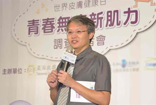 臺灣皮膚科醫學會理事長楊志勛表示，民眾有痘痘問題，應該及早尋求專業皮膚科醫師治療。