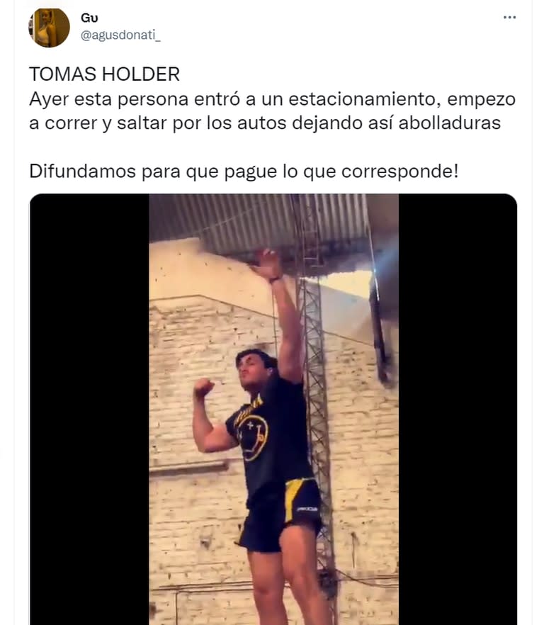 Una usuaria reveló un video en el que Holder se sube a varios autos de un estacionamiento.