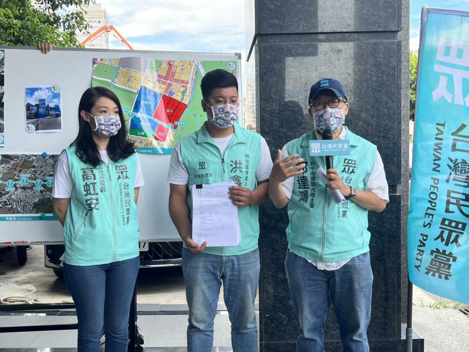 高虹安到南屯區關心高壓鐵塔問題。    台灣民眾黨/提供