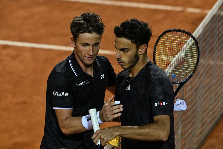 El saludo entre Casper Ruud y Francisco Cerúndolo; el noruego fue más consistente y se quedó con el boleto a las semifinales