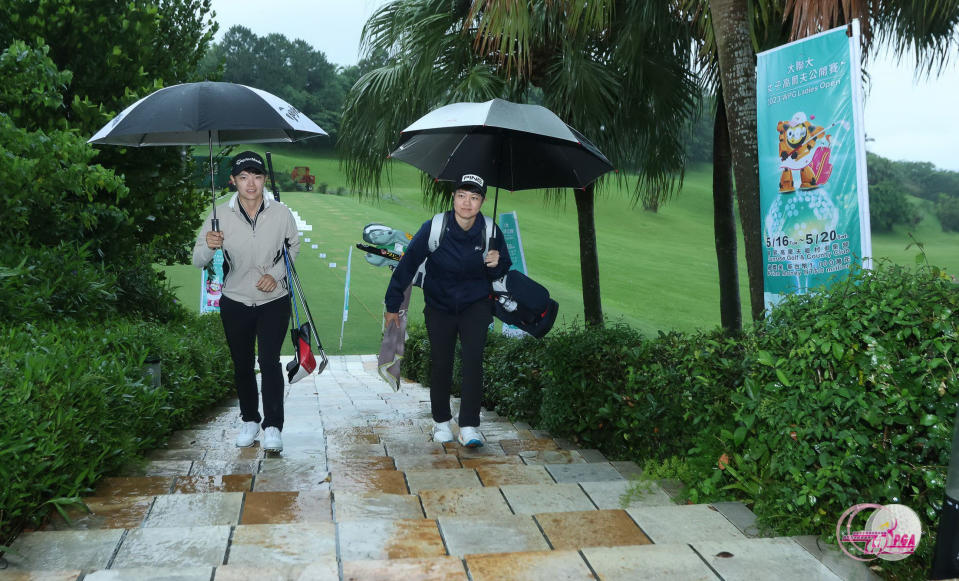 第三回合因雷雨延賽球員在練習場熱身(鍾豐榮攝影)