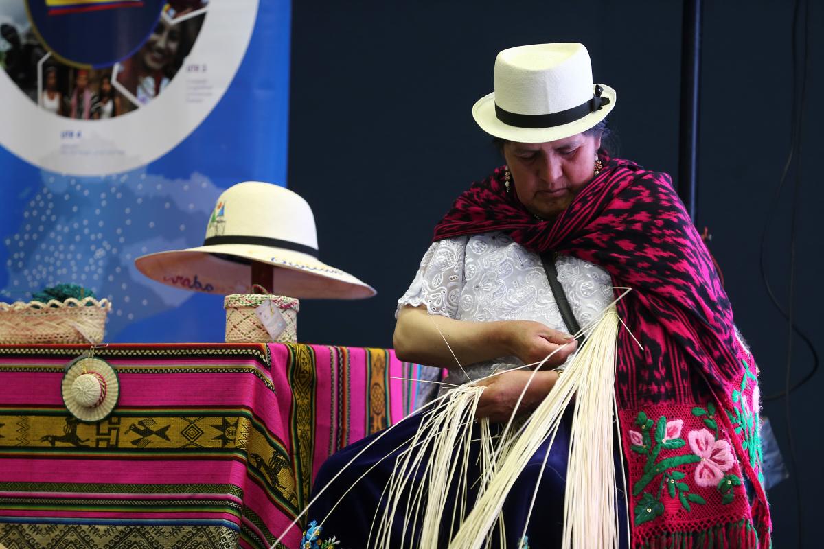 Cincuenta años tejiendo sombreros de paja toquilla