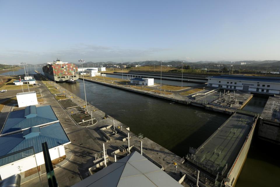 En esta imagen del 19 de enero de 2017, un carguero de Neo-Panamax es guiado por las esclusas del Cocolí, dentro del nuevo proyecto de expansión en Cocolí, Panamá. La Autoridad del Canal declinó decir cuándo dinero se gasta en reparar las defensas dañadas en los muros del canal, o si esas reparaciones se han tenido que adelantar respecto al calendario previsto, y sólo dijo que se habían dedicado 1,7 millones de dólares en el mantenimiento de defensas en el canal original en 2015, el año anterior a inaugurar la ampliación. (AP Foto/Arnulfo Franco)