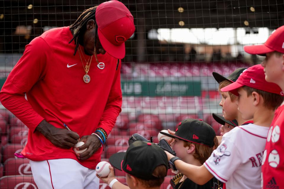 Cincinnati Reds third baseman Elly De La Cruz signs autographs