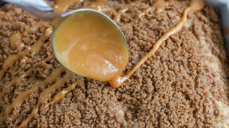 caramel drizzled on streusel topping