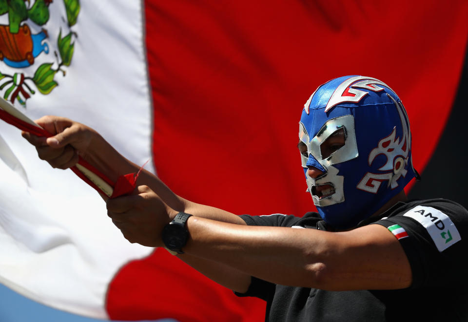 Espectador porta la m&#xe1;scara de Dr. Wagner Jr. en el Gran Premio de M&#xe9;xico de la F&#xf3;rmula 1 en 2016. (Clive Mason/Getty Images)