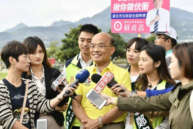 20181114-民進黨新北市長候選人蘇貞昌14日上午至淡水捷運站後方廣場拜票並受訪。（蘇貞昌辦公室提供）