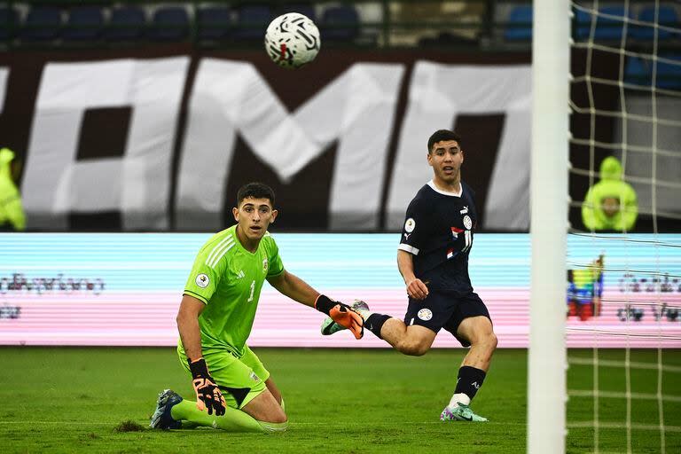 El peor momento de la jornada: Enso González define ante Leandro Brey y señala el 3-2 de Paraguay; en el sexto minuto de descuento llegaría la estocada de Federico Redondo para el empate argentino