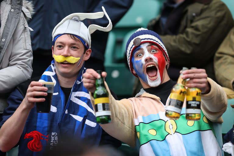 Dos hinchas franceses disfrutan de sus cervezas en un estadio del Mundial
