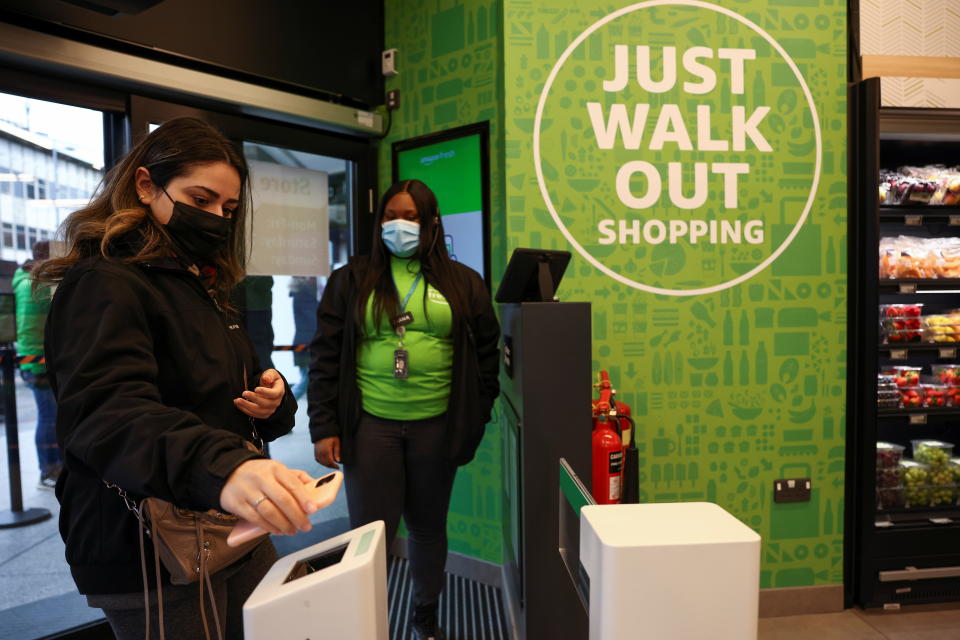 "Simplemente vete", se puede leer en la entrada y salida de la nueva tienda de Amazon Fresh en Londres. REUTERS/Henry Nicholls