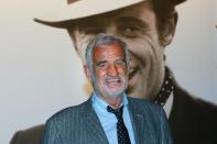 <p>Jean-Paul Belmondo, l’acteur chouchou des Français, débute sa carrière sur les planches auxquelles il se destine avant d’être happé par la Nouvelle Vague et ses réalisateurs phare. En 1959, Chabrol le fait tourner dans <em>À double tour </em>puis vient <em>À bout de Souffle </em>de Godard, qui le fait rentrer pour toujours dans l’histoire du cinéma. Grâce à son ami Philippe de Broca, l’acteur peut goûter à un autre plaisir : le film d’action et la comédie. Belmondo devient Bebel. Réalisant lui-même d’incroyables cascades avec une facilité insolente, il ne boude pas son plaisir immense et communicatif. Ils tourneront ensemble <em>Cartouche</em>, en 1962, <em>L’Homme de Rio</em>, en 1964, ou encore <em>Le Magnifique</em>, en 1973.</p> <p>Il alterne tragi-comique avec <em>Un Singe en hiver </em>(1962) de Henry Verneuil et au côté de Gabin, l’action dans <em>L’As des as</em> (1982) de Gérard Oury et des rôles plus introspectifs dans <em>Itinéraire d’un enfant gâté </em>(1988). C’est ce long-métrage de Claude Lelouch qui lui permet de décrocher le César du Meilleur Acteur. Dans les années 90, Jean-Paul Belmondo se consacre de nouveau à sa première passion, le théâtre. Après plus de 80 films en 60 ans de carrière, Il s’éteint, le 6 septembre 2021, à l’âge de 88 ans. © PHILIPPE MERLE / AFP</p> 