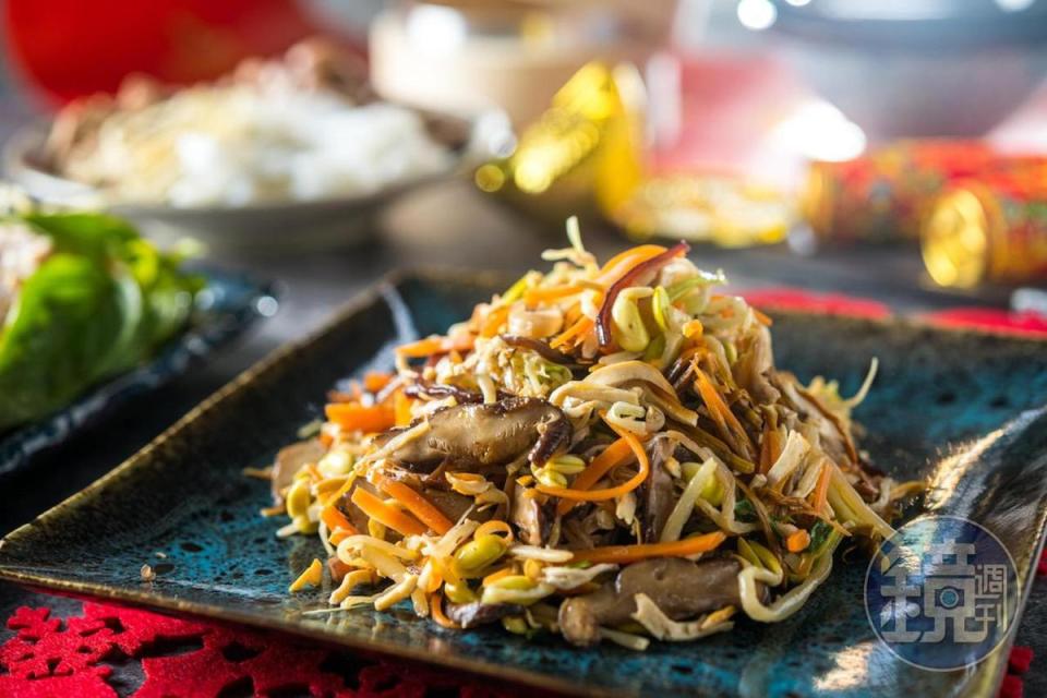 韓良憶家族必吃的年菜「十香菜」，由10種蔬菜烹炒，是一道雅緻的蔬食料理。