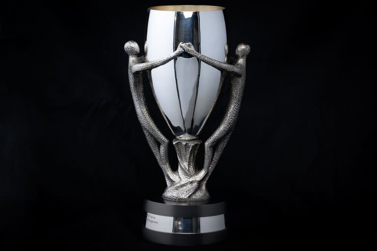 El trofeo que se le entregará al ganador de la Finalissima es el mismo de la anterior Copa Artemio Franchi, que la Selección Argentina ya consiguió en 1993, venciendo a Dinamarca por penales.